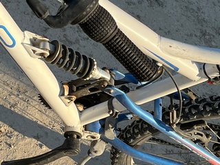 Bicicleta de montaña blanca y azul