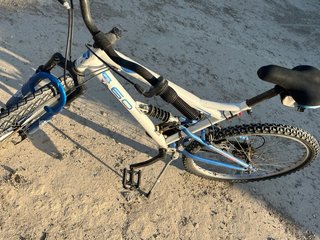 Bicicleta de montaña blanca y azul