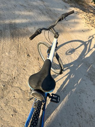 Bicicleta de montaña blanca y azul