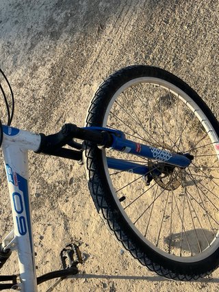 Bicicleta de montaña blanca y azul