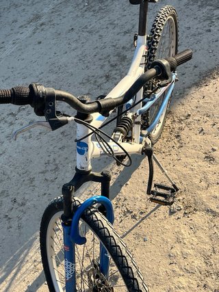 Bicicleta de montaña blanca y azul