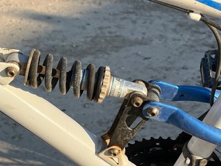 Bicicleta de montaña blanca y azul