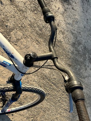 Bicicleta de montaña blanca y azul