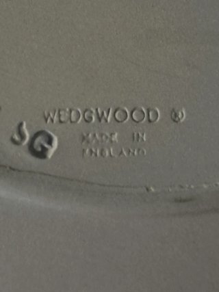 Plato en porcelana inglesa de la marca "Wedgwood"