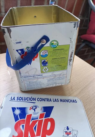 Lata vacía Skip detergente vintage