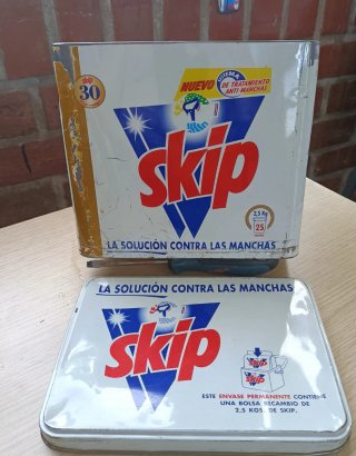 Lata vacía Skip detergente vintage