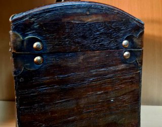 Cofre de madera antiguo con asa