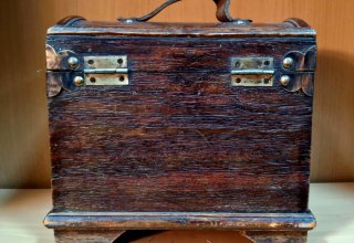 Cofre de madera antiguo con asa