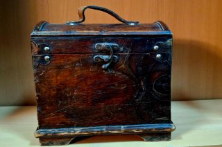 Cofre de madera antiguo con asa