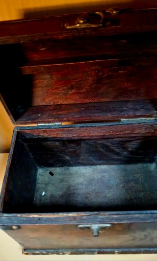 Cofre de madera antiguo con asa