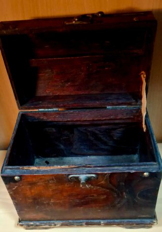 Cofre de madera antiguo con asa
