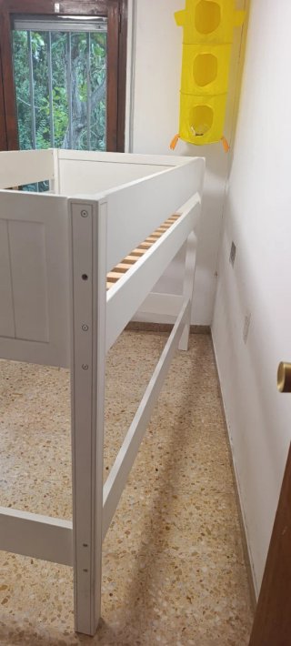 Cama infantil elevada blanca