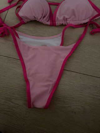 Bikini rosa con ribete fucsia