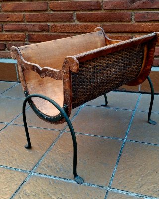 Revistero madera y mimbre vintage