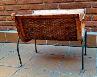 Revistero madera y mimbre vintage