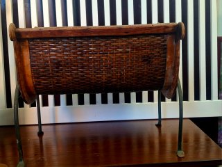 Revistero madera y mimbre vintage