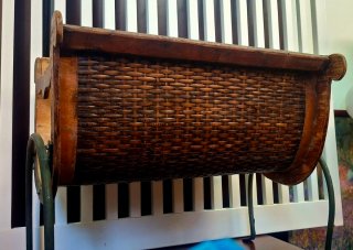 Revistero madera y mimbre vintage