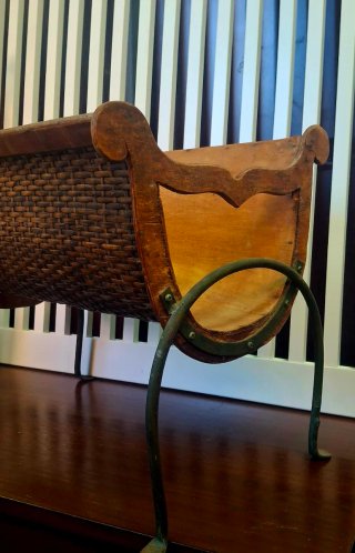 Revistero madera y mimbre vintage