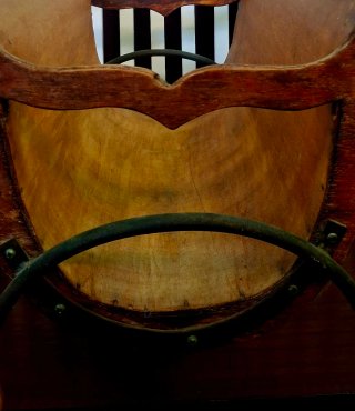 Revistero madera y mimbre vintage
