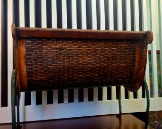 Revistero madera y mimbre vintage