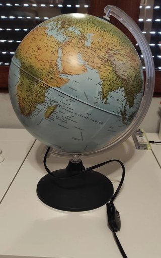 Globo terráqueo con luz