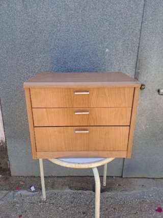 Mesita de noche de madera