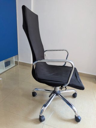 Silla de oficina negra y plateada