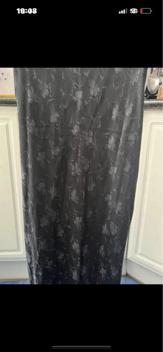 Vestido de fiesta negro con estampado floral