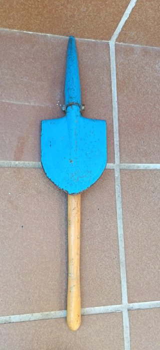 Pala militar plegable de trinchera, antigua.