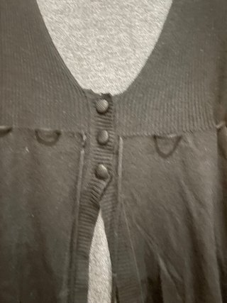 Jersey negro y gris con botones