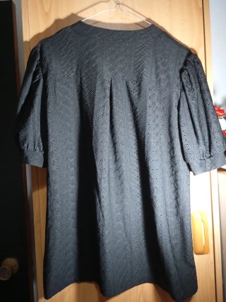 Blusa negra con manga abullonada