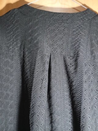Blusa negra con manga abullonada