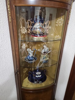 Vitrina de madera y cristal