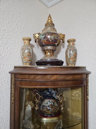 Vitrina de madera y cristal