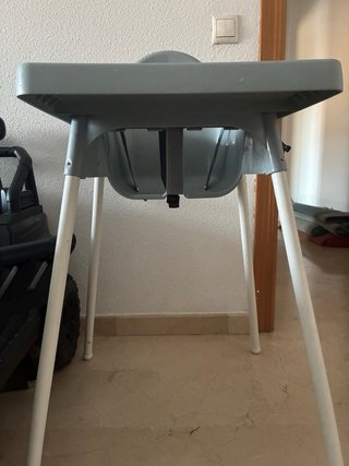 Trona de bebé gris con cojín a rayas