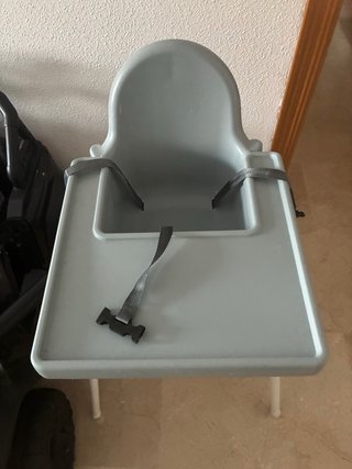 Trona de bebé gris con cojín a rayas
