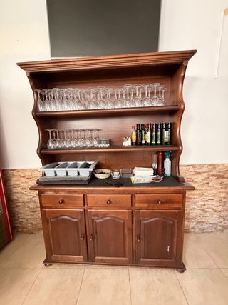 Estantería de madera con vitrina ESCUHO OFERTAS