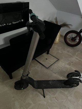 Patinete eléctrico gris