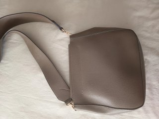 Bolso de hombro marrón pardo