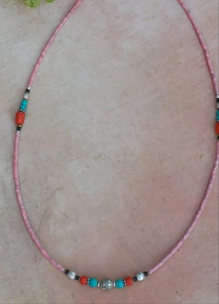 Collar con cuentas de vidrio rosa