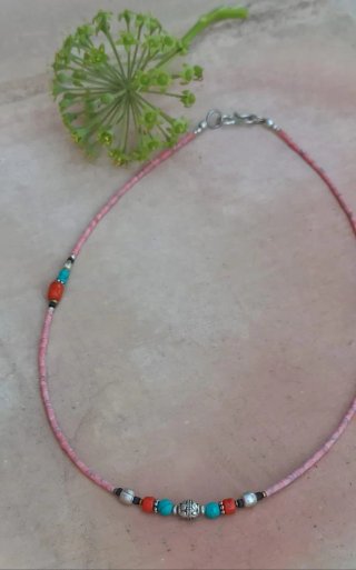 Collar con cuentas de vidrio rosa