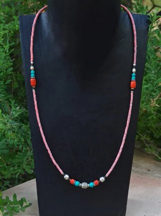 Collar con cuentas de vidrio rosa