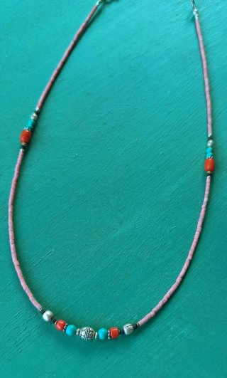Collar con cuentas de vidrio rosa