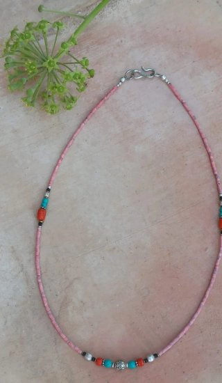 Collar con cuentas de vidrio rosa