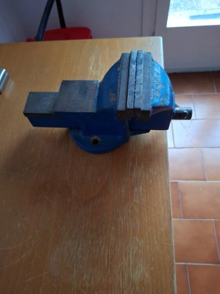 Tornillo de banco azul
