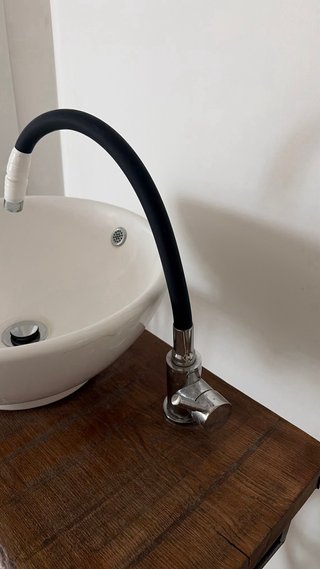 Lavabo sobre mueble de máquina de coser Singer
