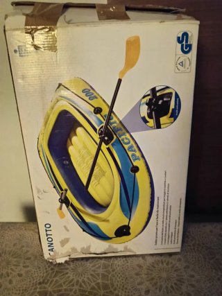Lancha hinchable con remos Pacific 200