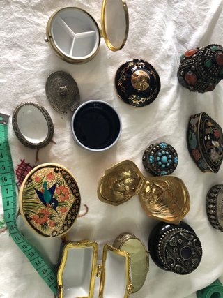 Pastilleros vintage dorados y multicolores