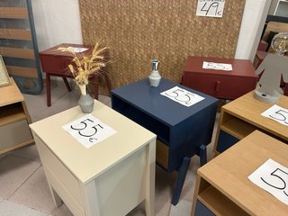 Mesita de noche blanca con cajones