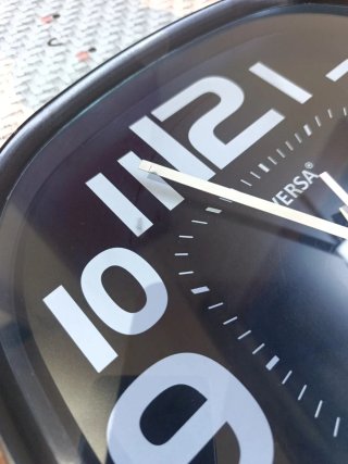 Reloj de Pared Versa Quartz Negro